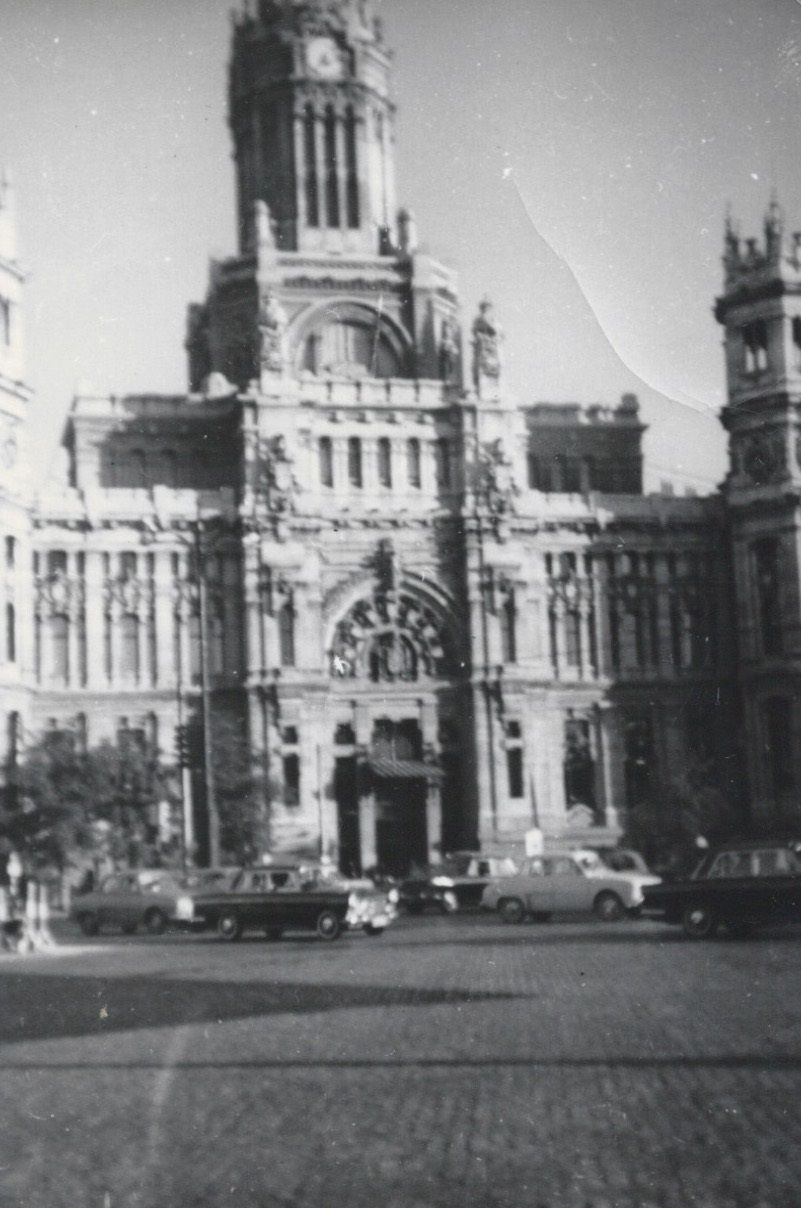 Foto del álbum familiar en 1964 cuando mis padres me llevaron a conocer los buzones en el palacio de comunicaciones en Cibeles (Madrid).